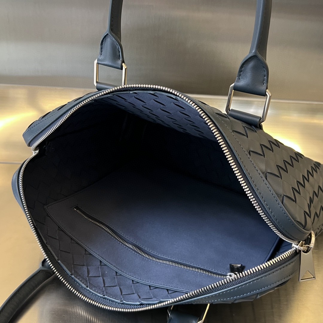 bo*te*ga Ve*ne*ta bv slim intrecciato briefcase