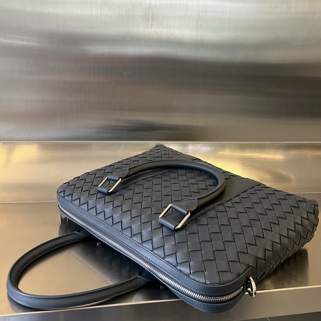 bo*te*ga Ve*ne*ta bv slim intrecciato briefcase