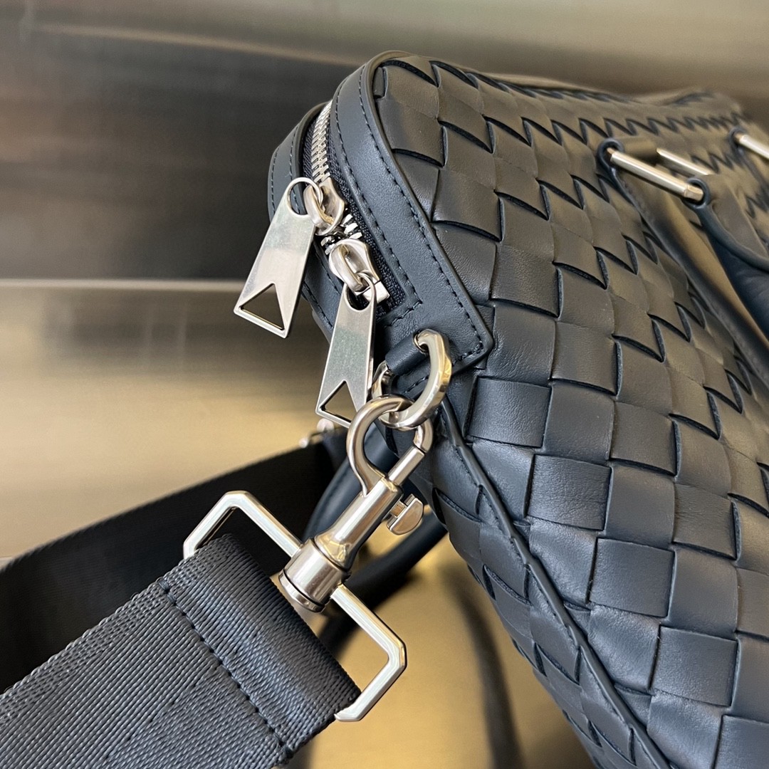 bo*te*ga Ve*ne*ta bv slim intrecciato briefcase