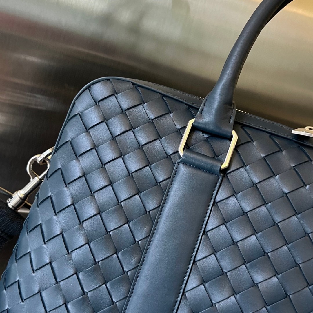 bo*te*ga Ve*ne*ta bv slim intrecciato briefcase