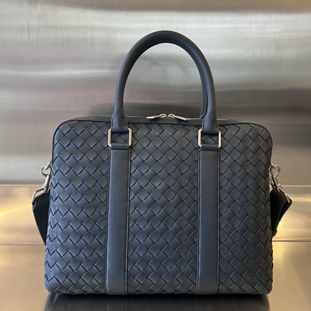 bo*te*ga Ve*ne*ta bv slim intrecciato briefcase