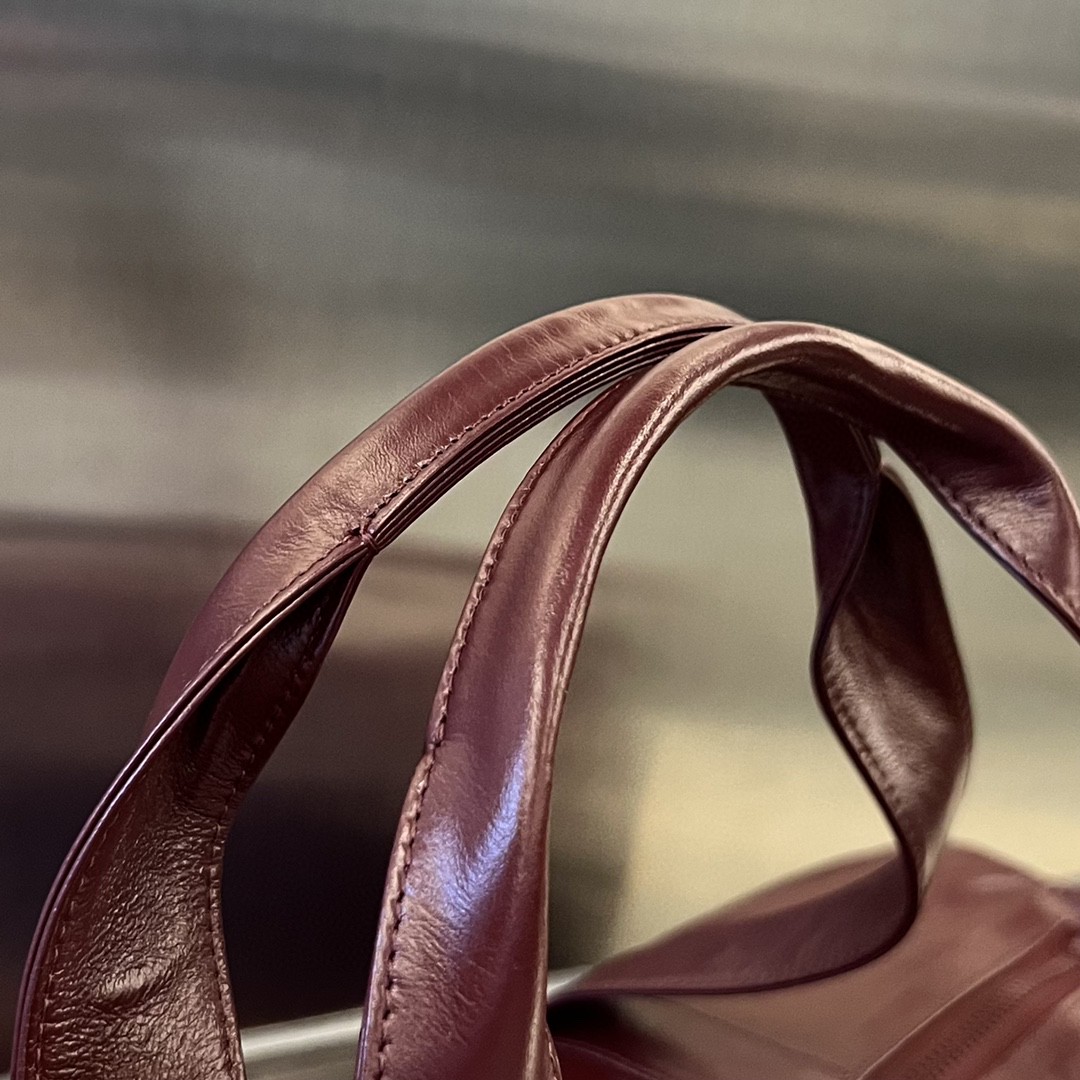bo*te*ga Ve*ne*ta bv gym bag
