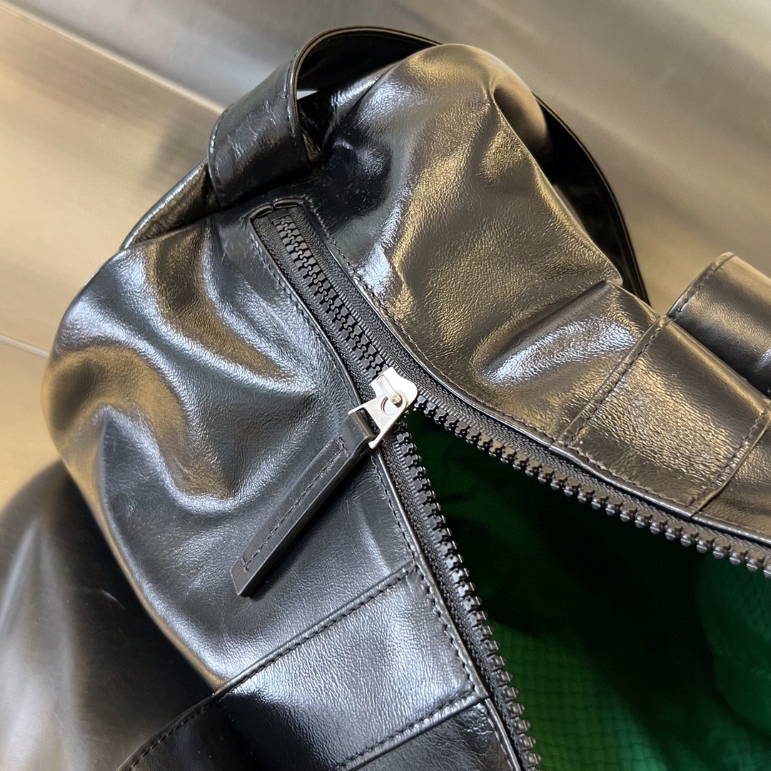 bo*te*ga Ve*ne*ta gym bag