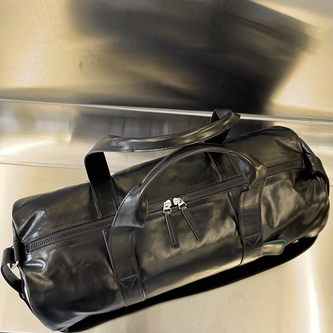 bo*te*ga Ve*ne*ta gym bag