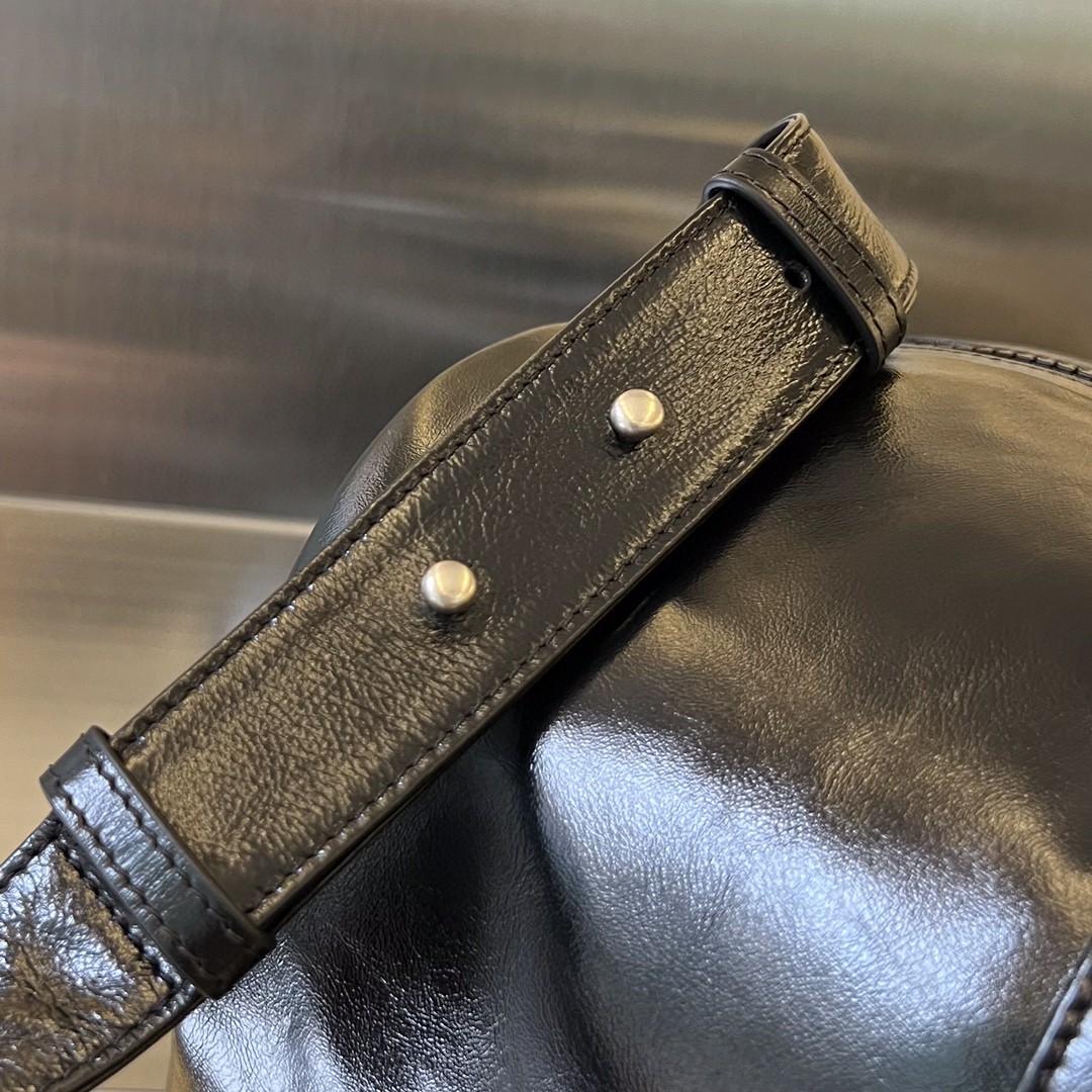 bo*te*ga Ve*ne*ta gym bag