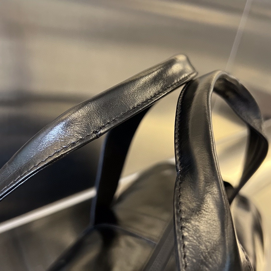 bo*te*ga Ve*ne*ta gym bag