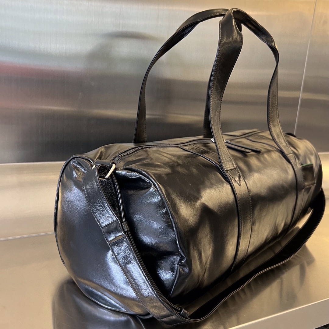 bo*te*ga Ve*ne*ta gym bag