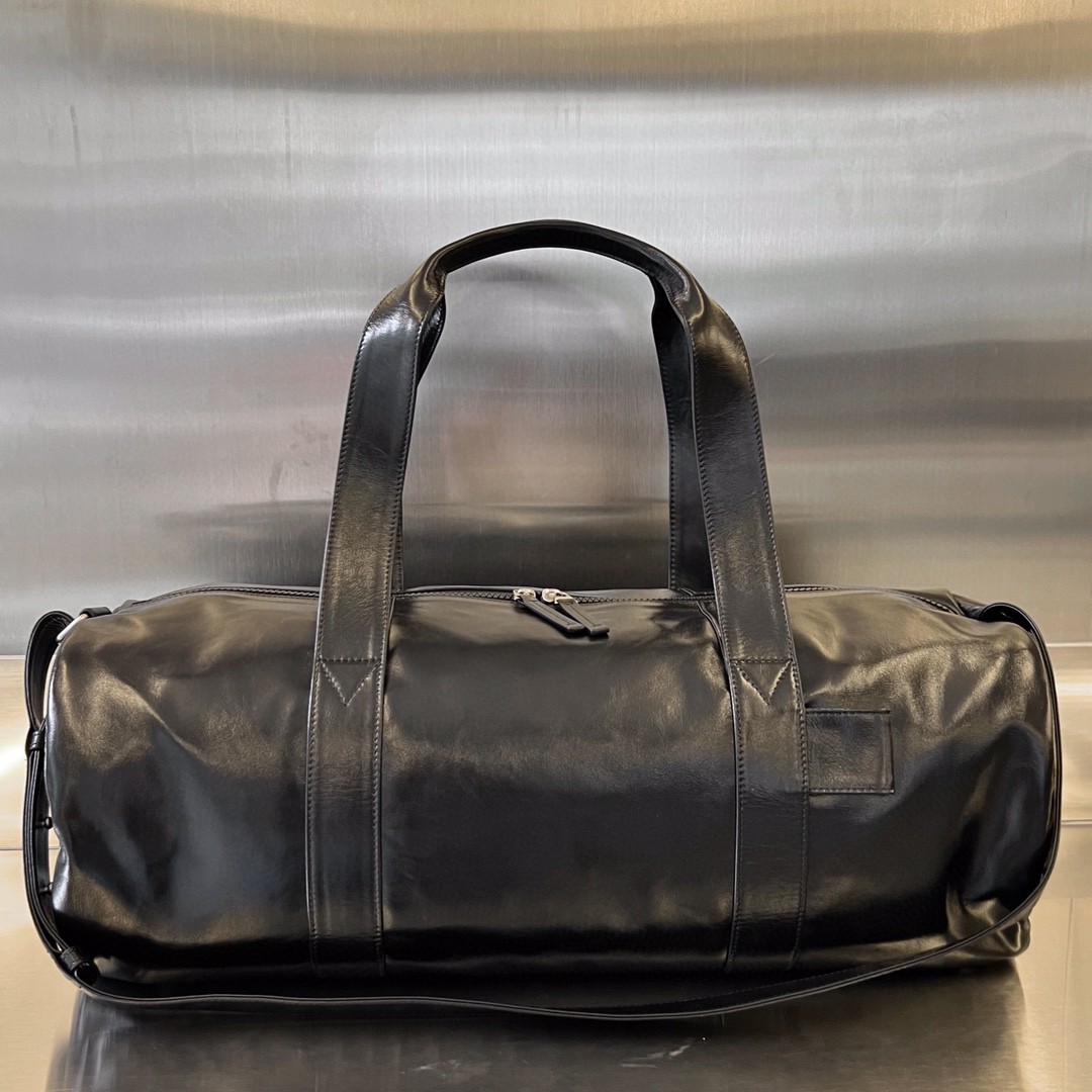 bo*te*ga Ve*ne*ta gym bag