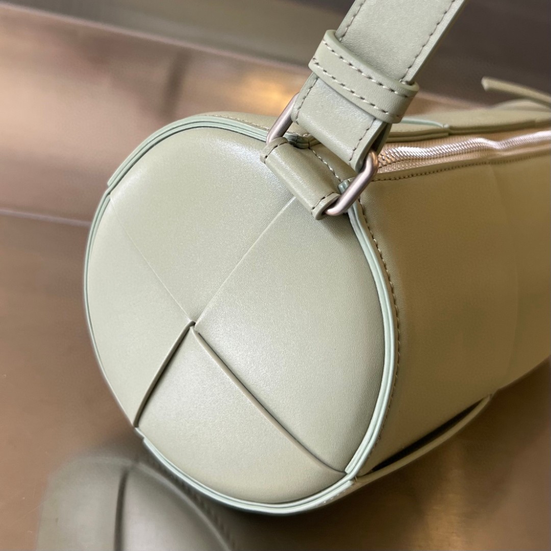 bo*te*ga Ve*ne*ta bv medium canette bag