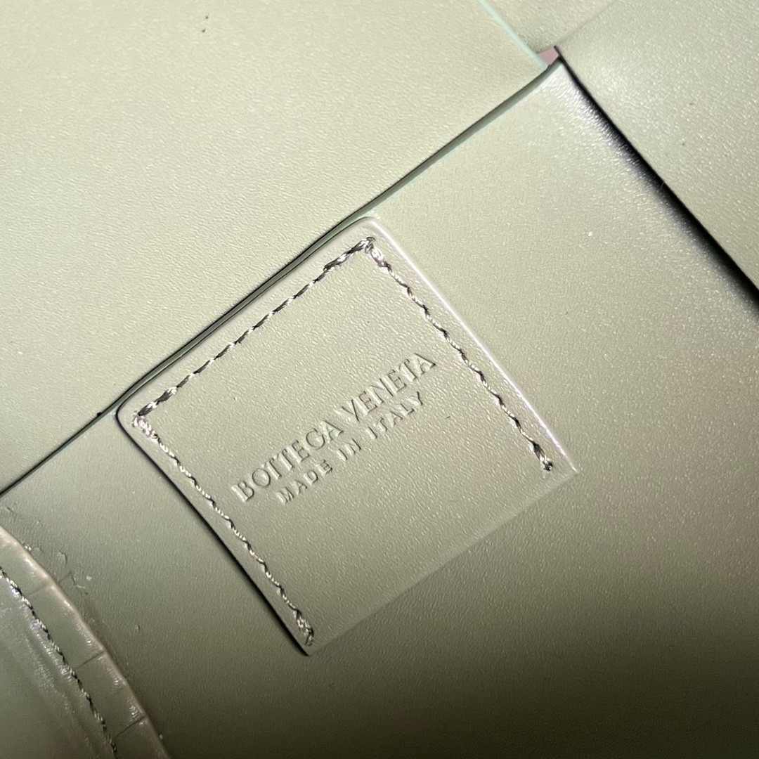 bo*te*ga Ve*ne*ta bv medium canette bag