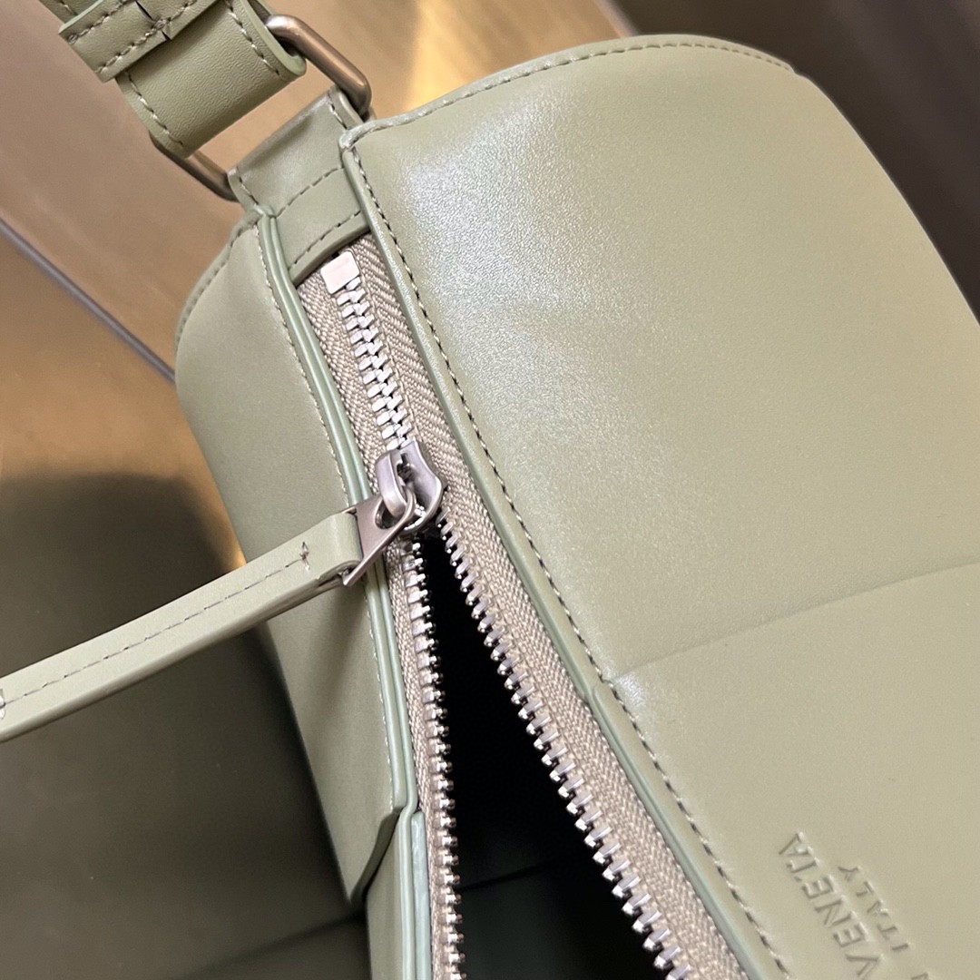bo*te*ga Ve*ne*ta bv medium canette bag