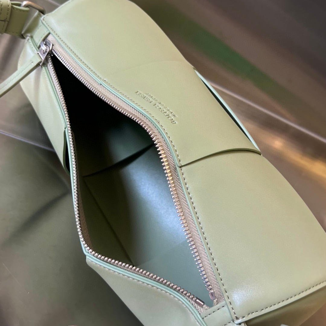 bo*te*ga Ve*ne*ta bv medium canette bag