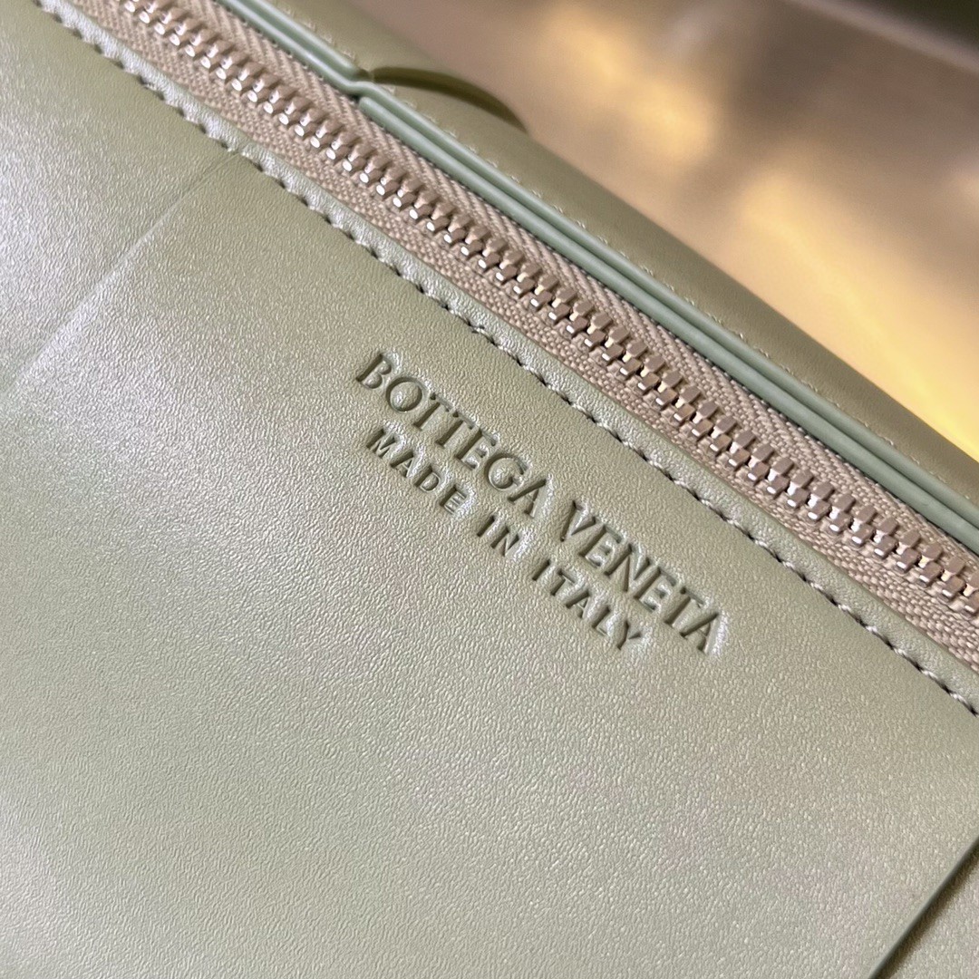 bo*te*ga Ve*ne*ta bv medium canette bag