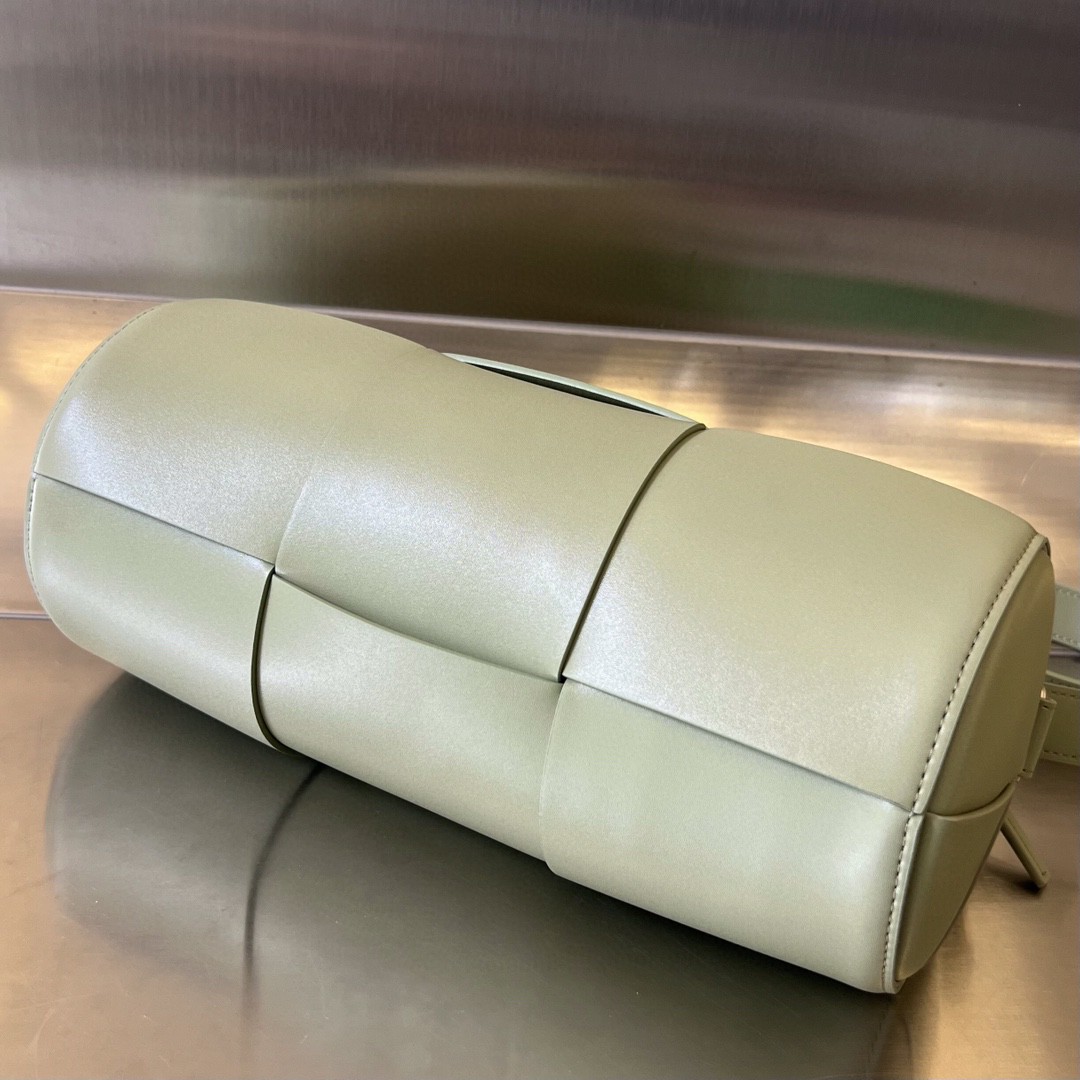 bo*te*ga Ve*ne*ta bv medium canette bag