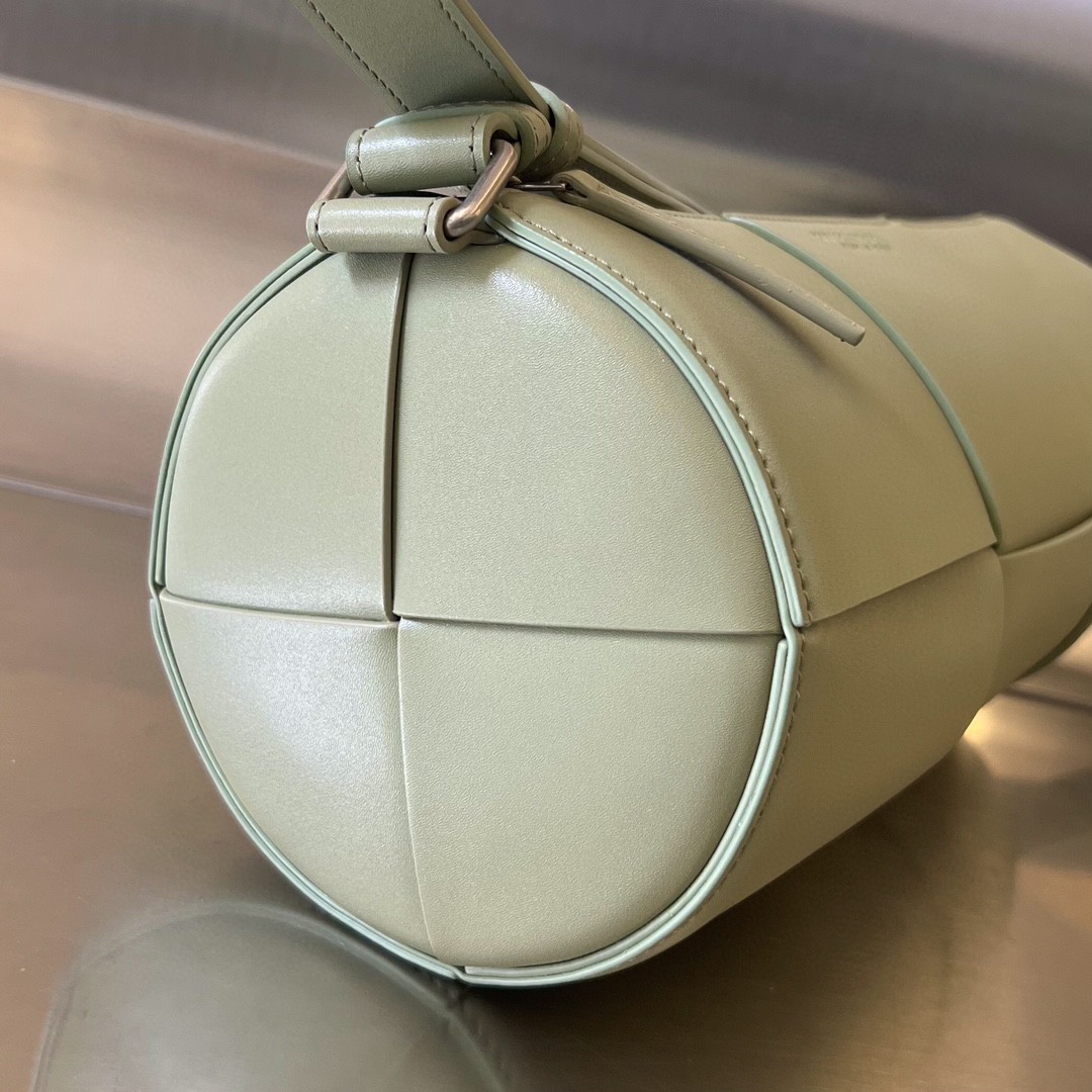 bo*te*ga Ve*ne*ta bv medium canette bag