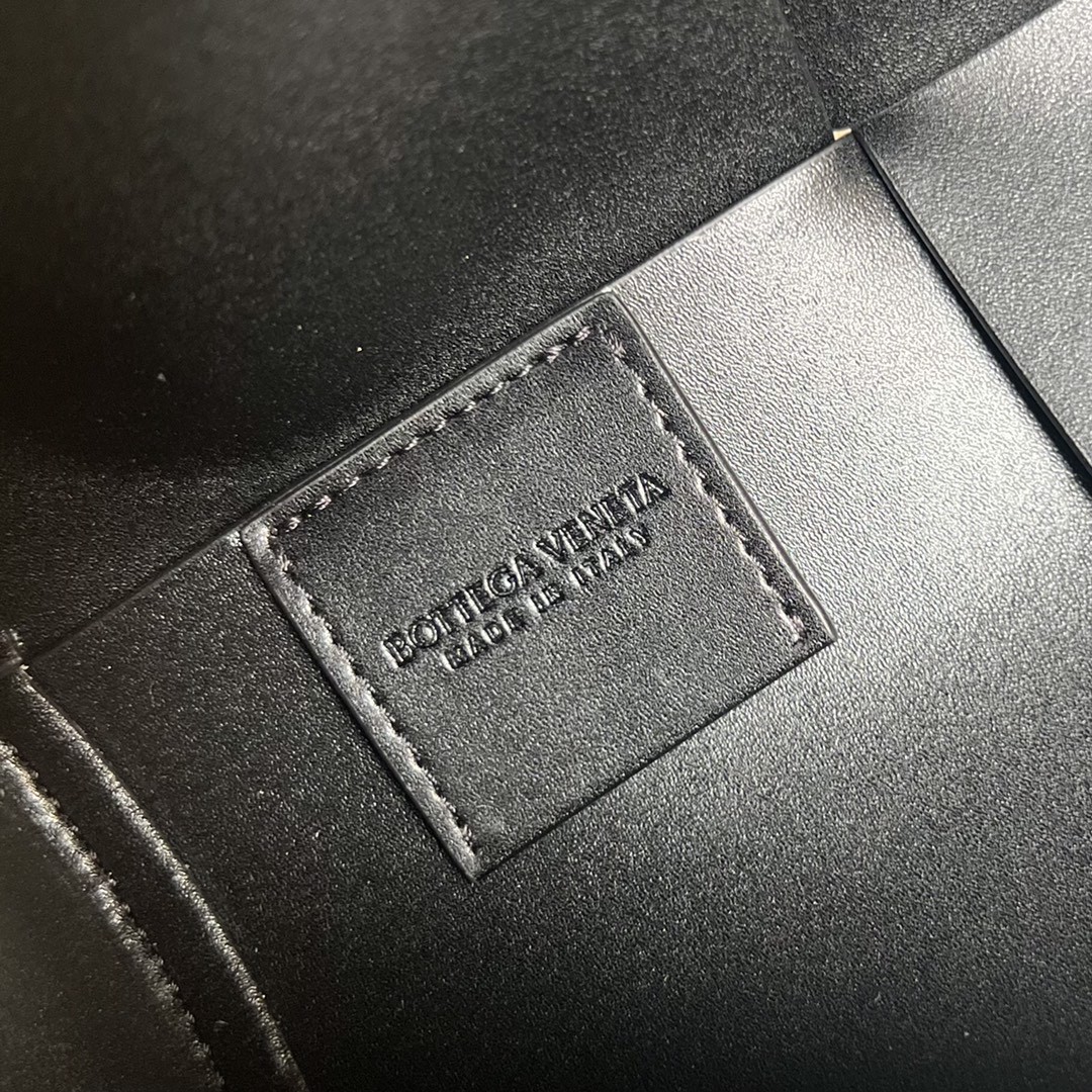 bo*te*ga Ve*ne*ta bv medium canette bag