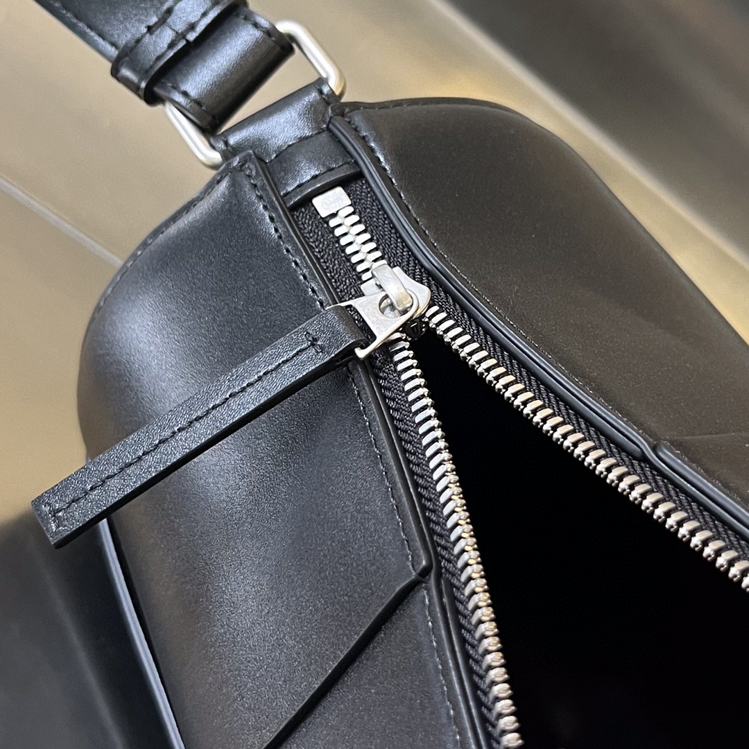 bo*te*ga Ve*ne*ta bv medium canette bag