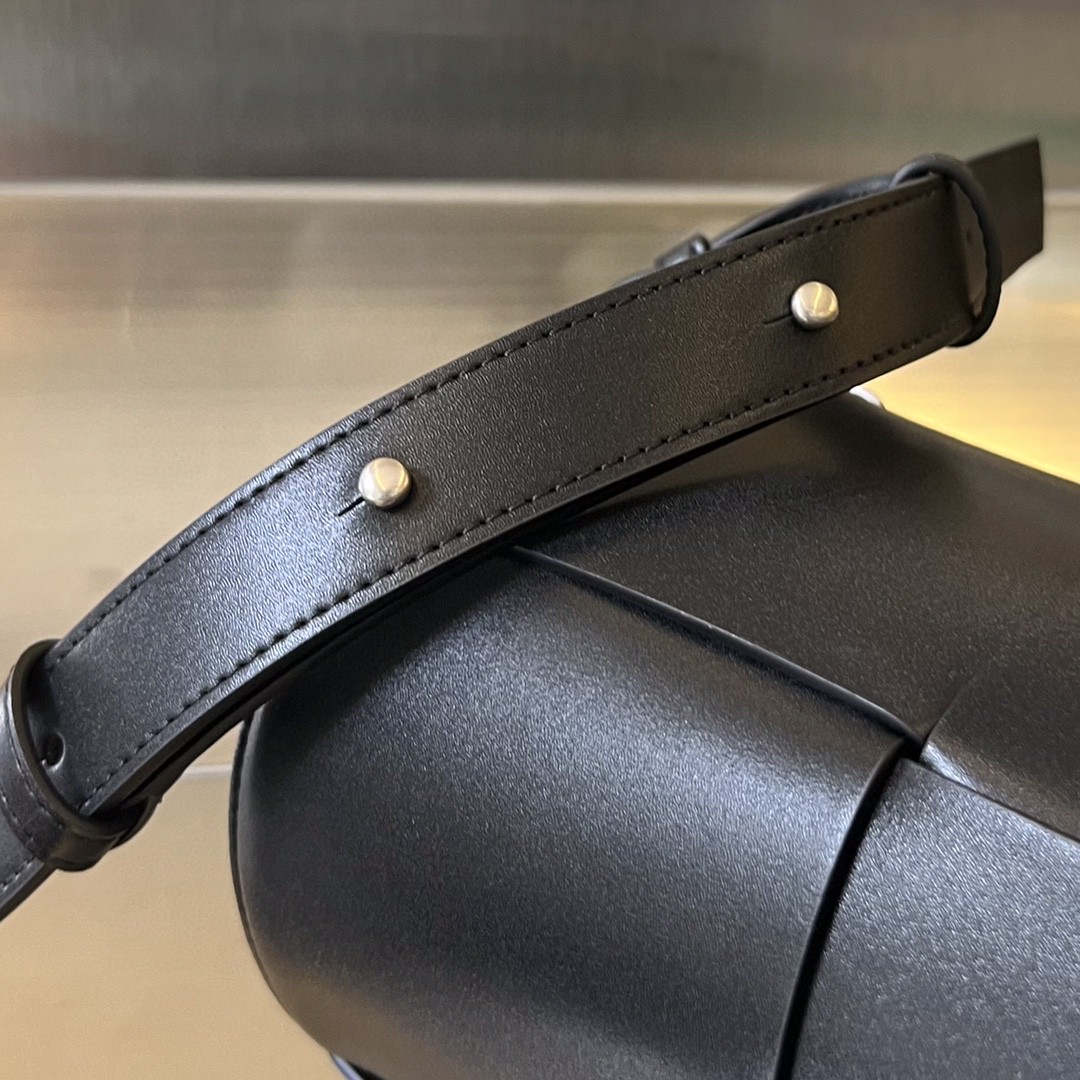bo*te*ga Ve*ne*ta bv medium canette bag