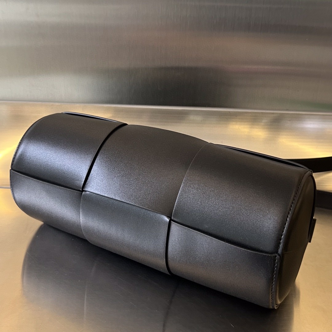 bo*te*ga Ve*ne*ta bv medium canette bag
