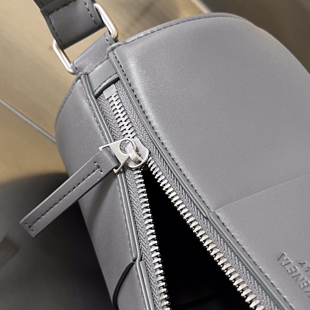 bo*te*ga Ve*ne*ta bv medium canette bag