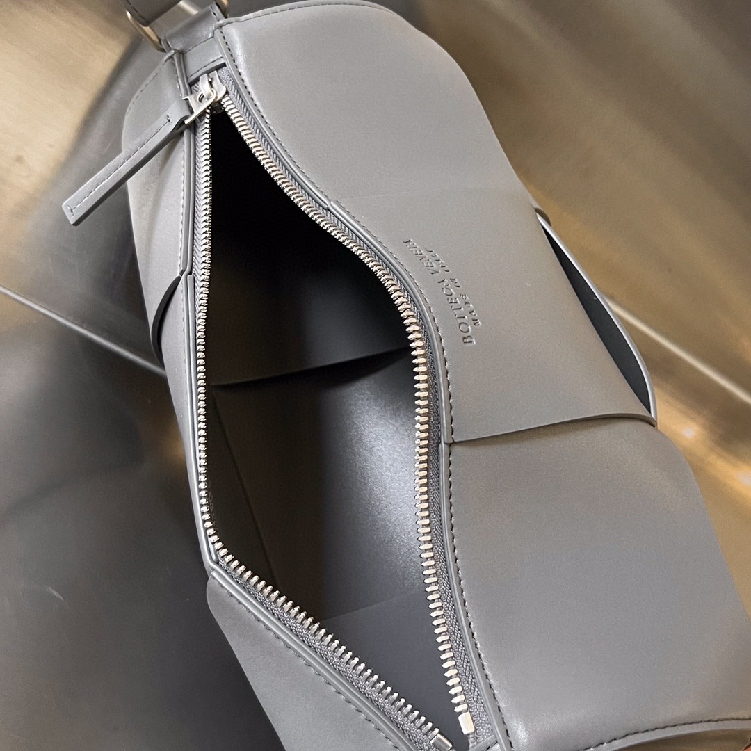 bo*te*ga Ve*ne*ta bv medium canette bag