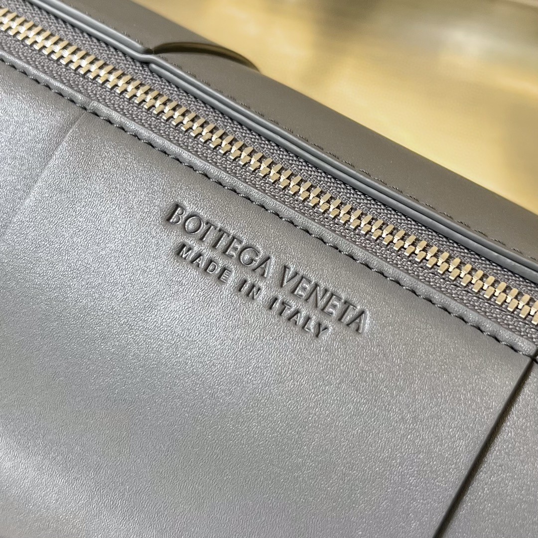 bo*te*ga Ve*ne*ta bv medium canette bag