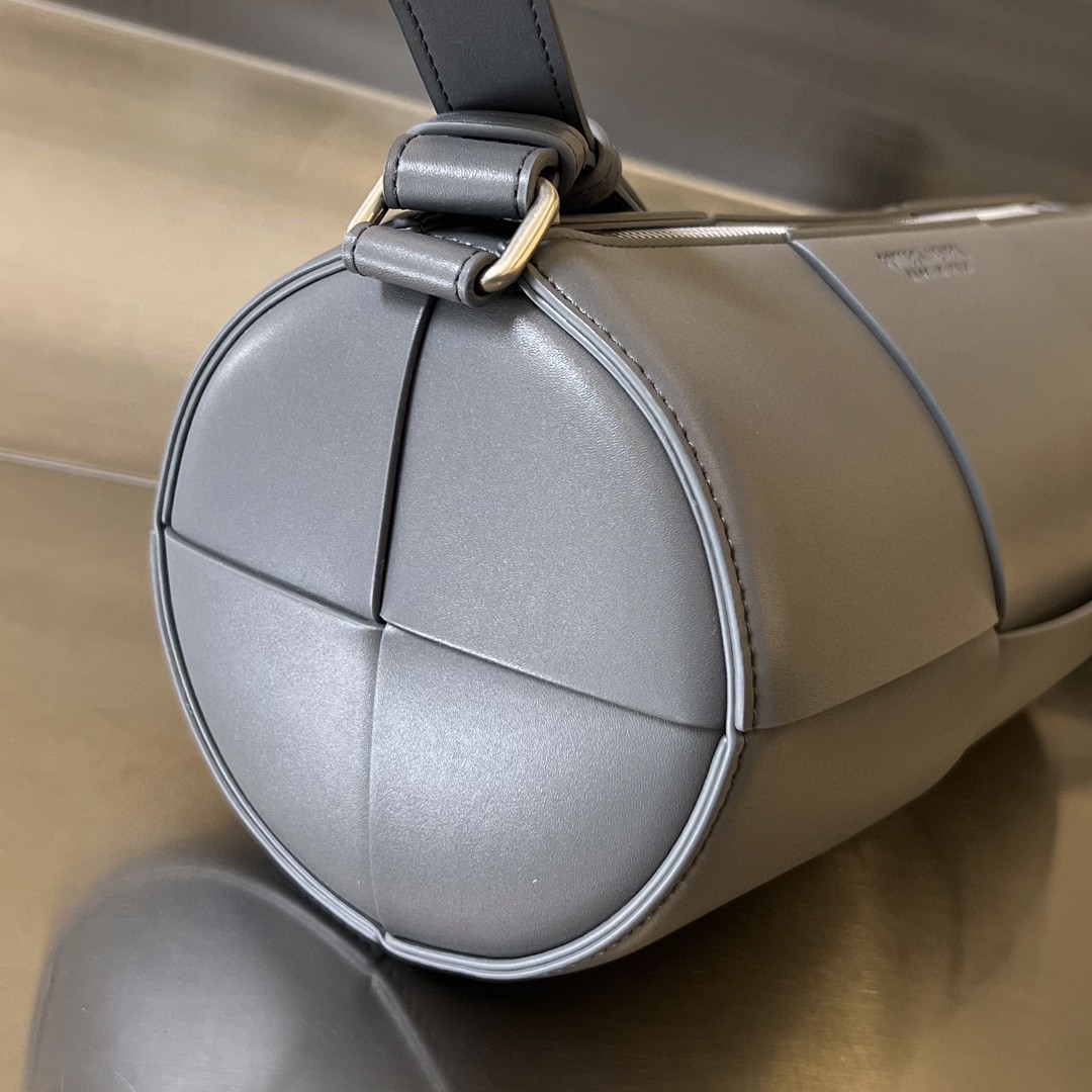 bo*te*ga Ve*ne*ta bv medium canette bag
