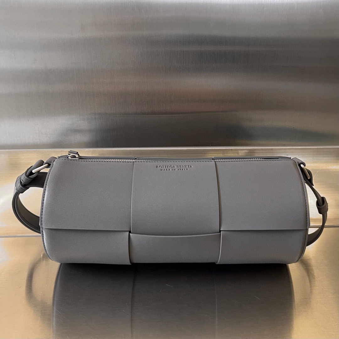 bo*te*ga Ve*ne*ta bv medium canette bag