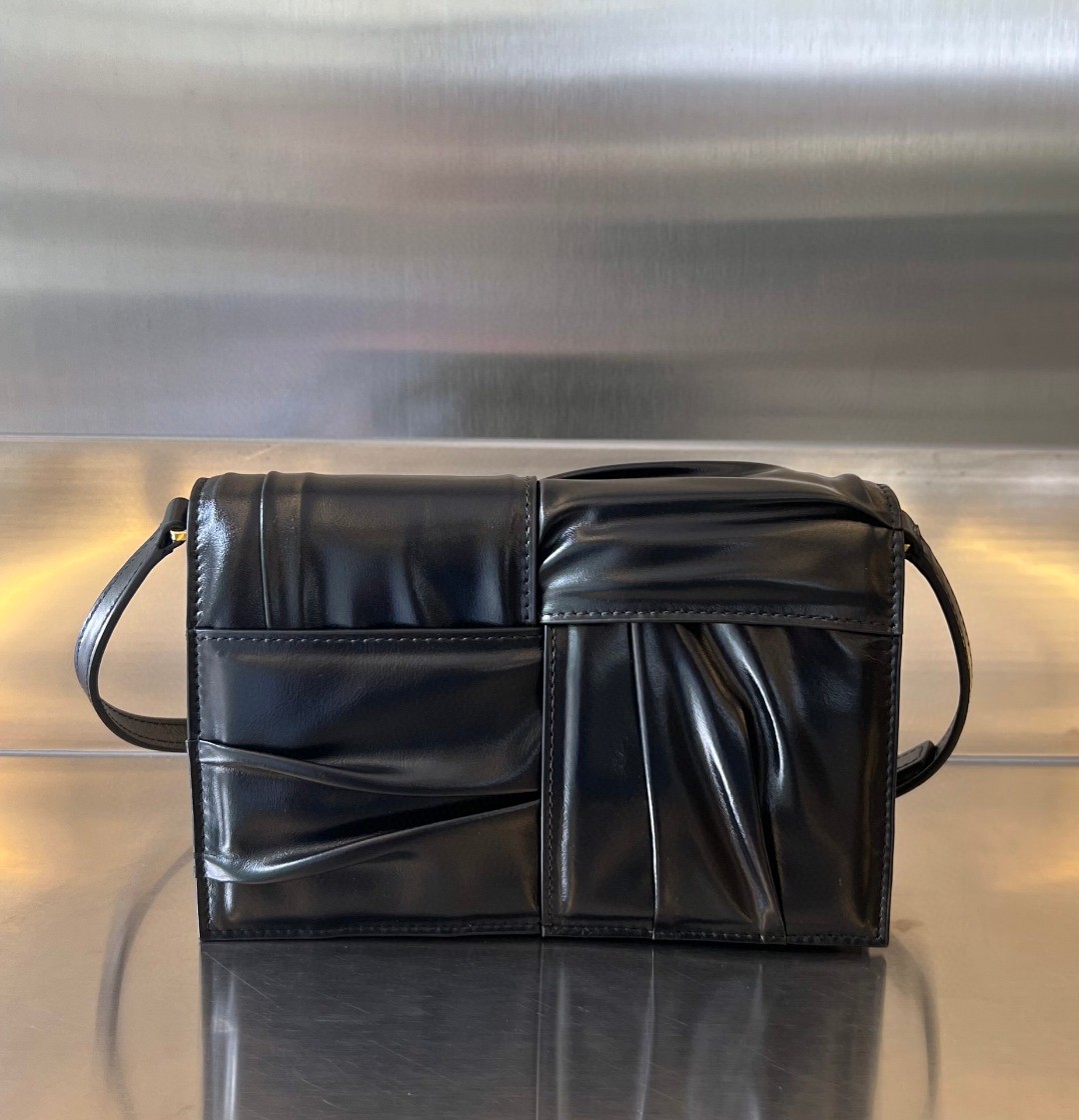 bo*te*ga Ve*ne*ta bv mini cassette cross-body bag