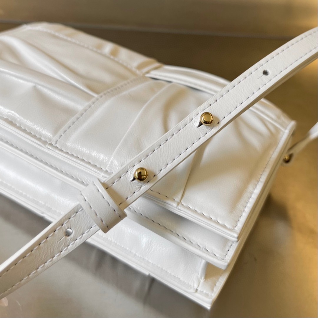 bo*te*ga Ve*ne*ta bv mini cassette cross-body bag