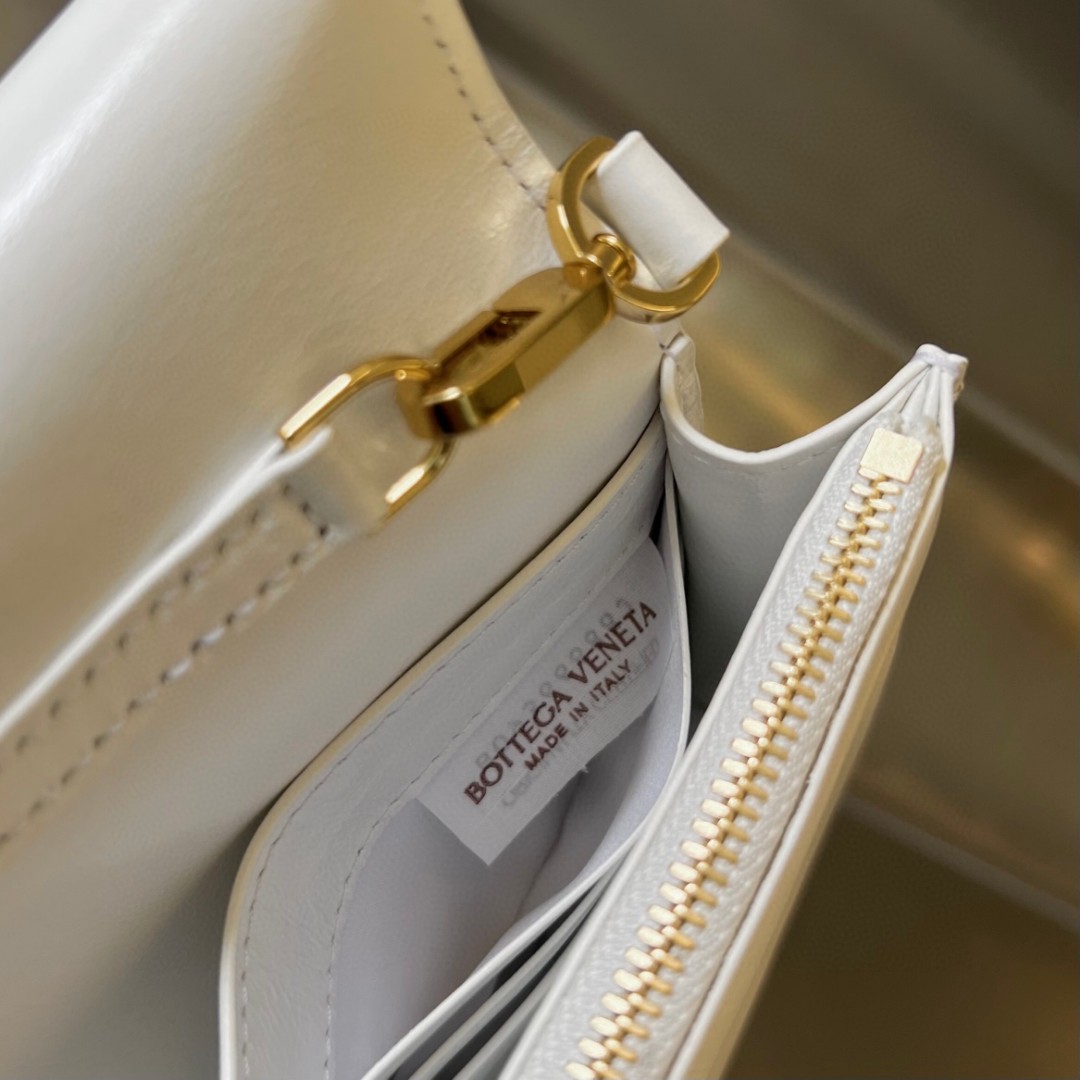 bo*te*ga Ve*ne*ta bv mini cassette cross-body bag