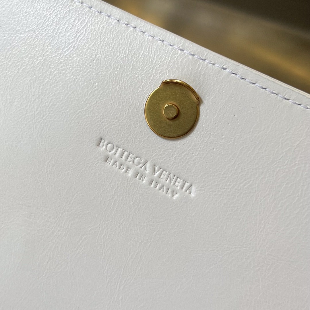 bo*te*ga Ve*ne*ta bv mini cassette cross-body bag