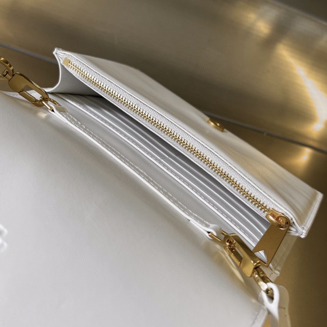 bo*te*ga Ve*ne*ta bv mini cassette cross-body bag