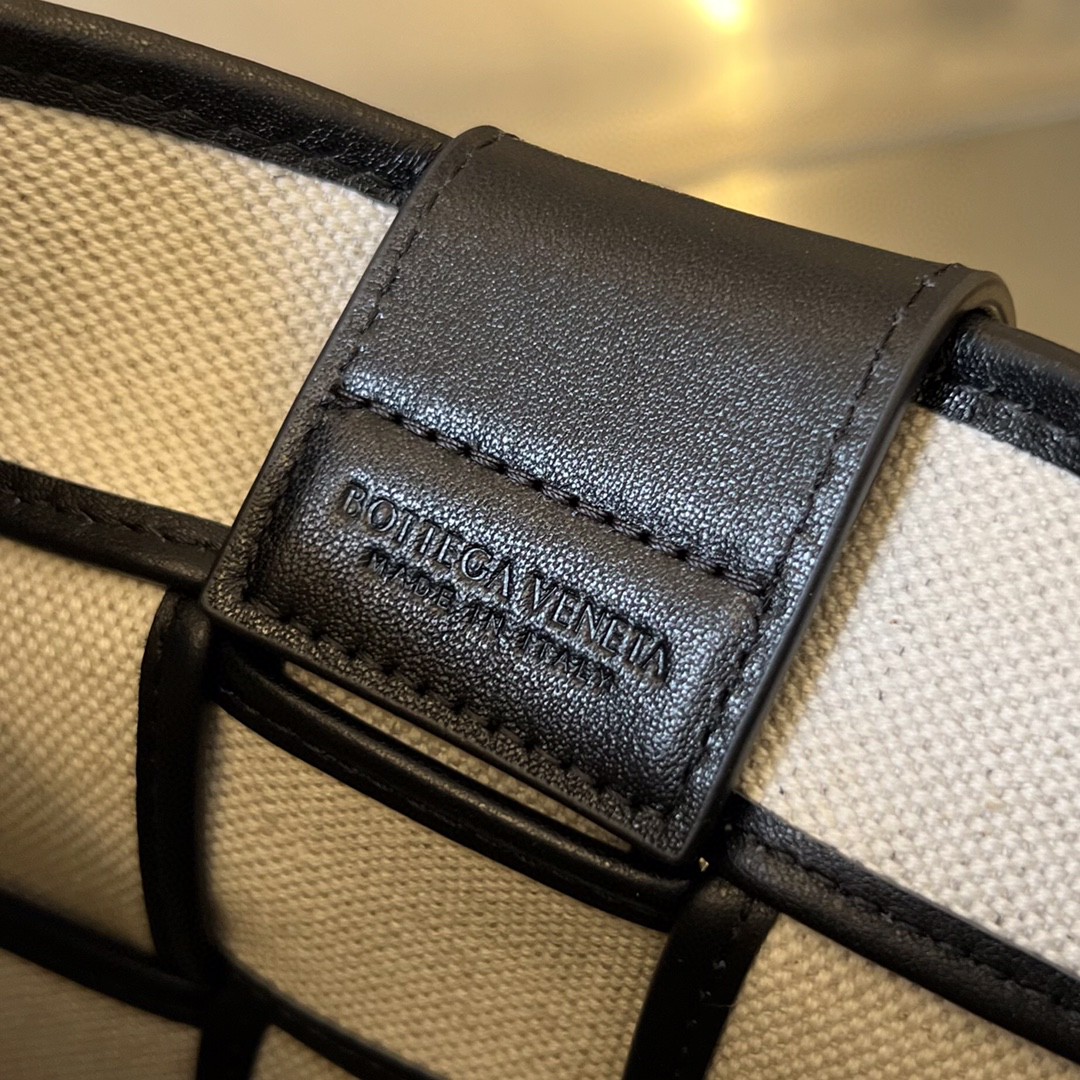 bo*te*ga Ve*ne*ta bv cassette phone pouch