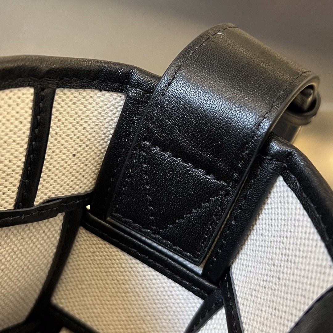 bo*te*ga Ve*ne*ta bv cassette phone pouch