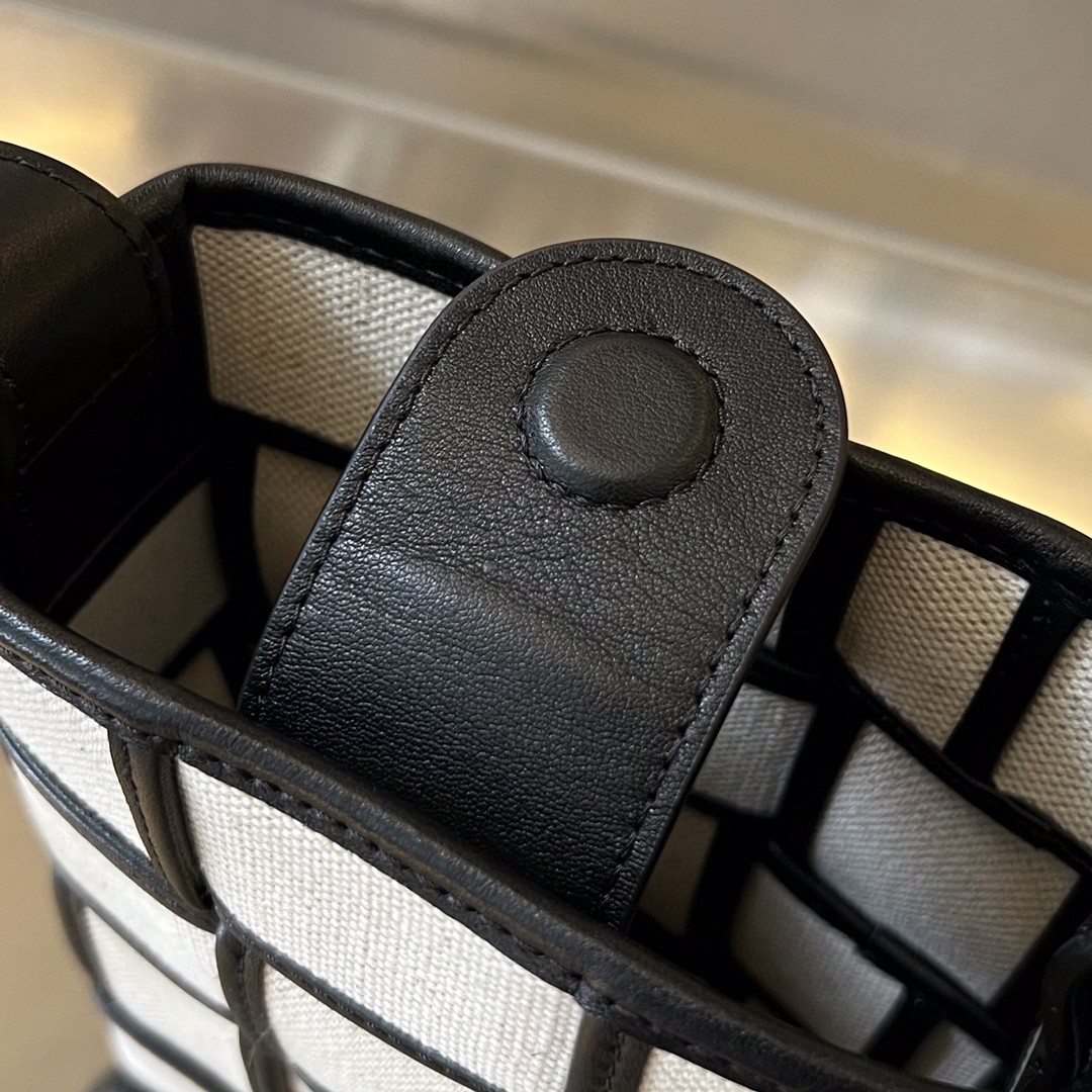 bo*te*ga Ve*ne*ta bv cassette phone pouch