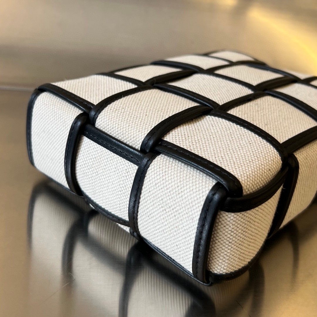 bo*te*ga Ve*ne*ta bv cassette phone pouch