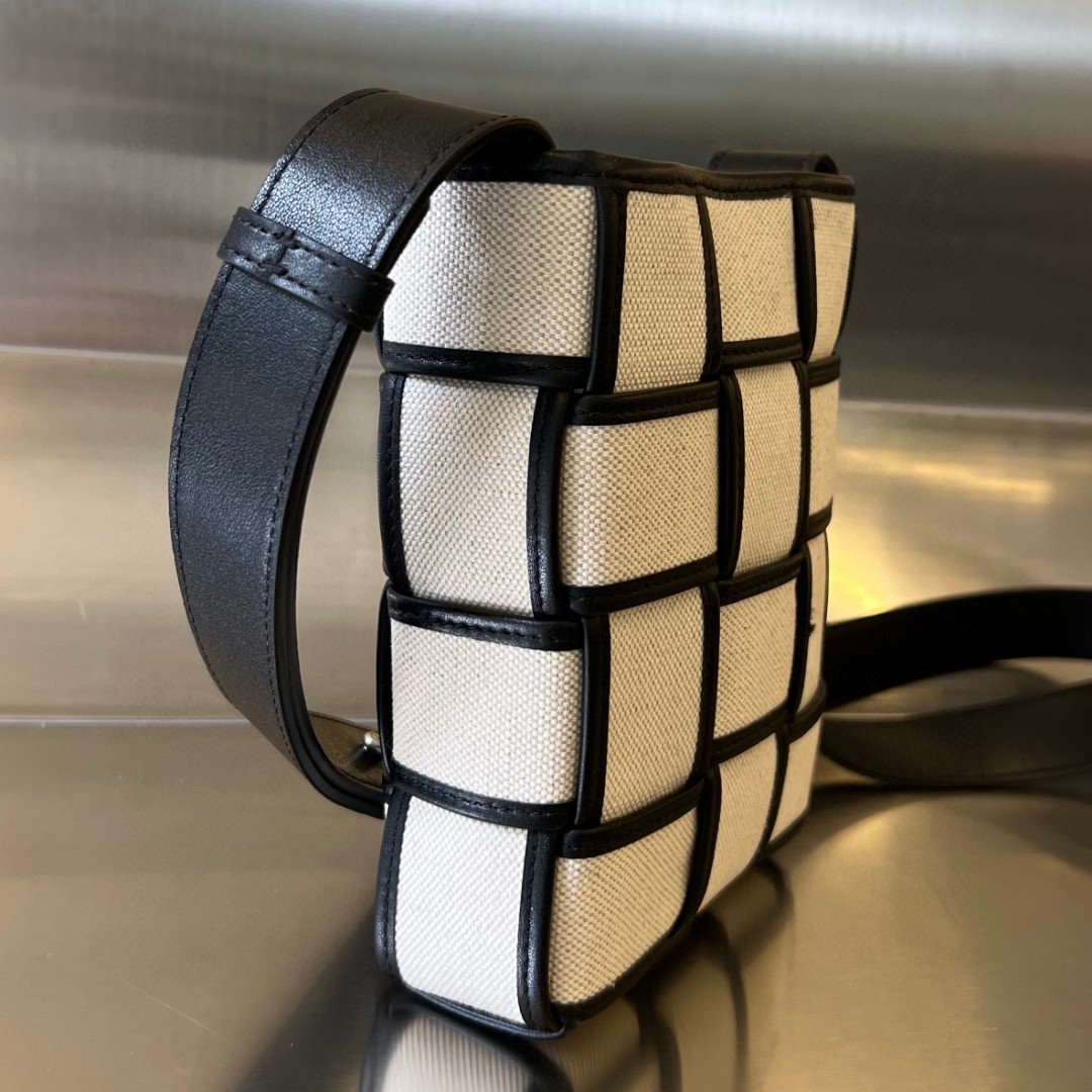 bo*te*ga Ve*ne*ta bv cassette phone pouch