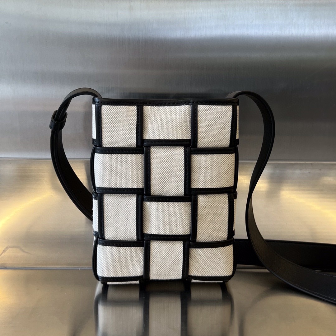 bo*te*ga Ve*ne*ta bv cassette phone pouch
