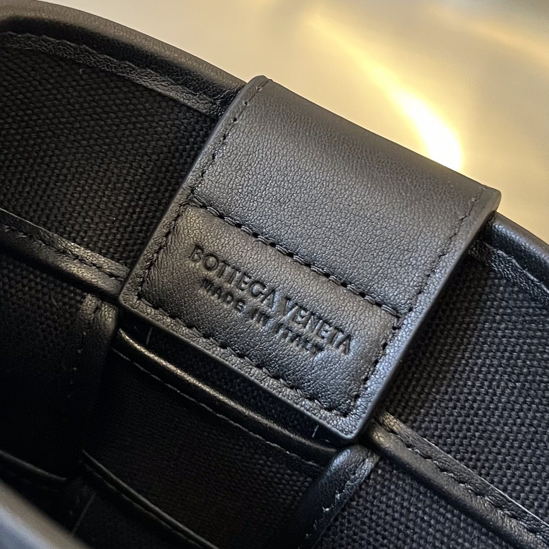 bo*te*ga Ve*ne*ta cassette phone pouch