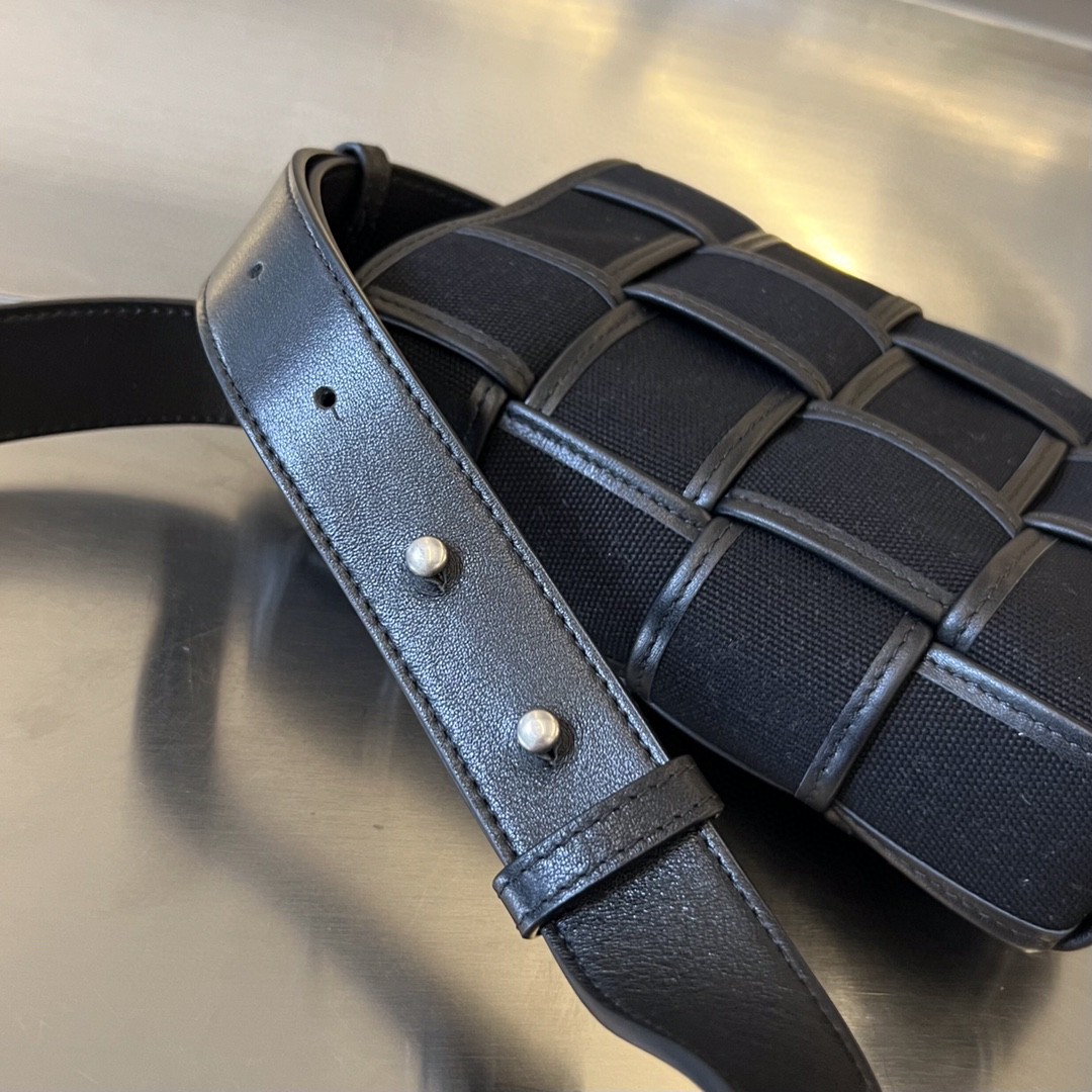 bo*te*ga Ve*ne*ta cassette phone pouch