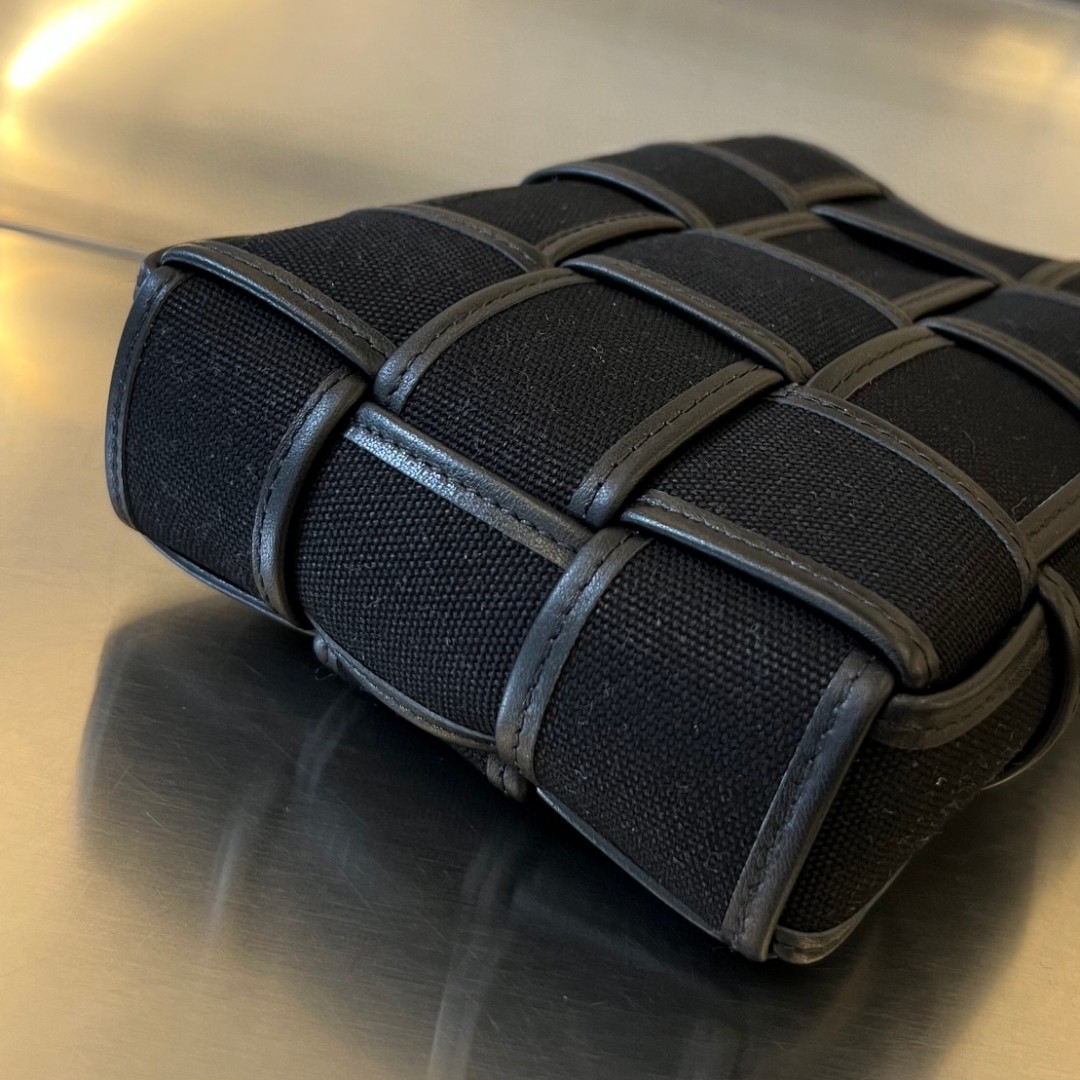 bo*te*ga Ve*ne*ta cassette phone pouch