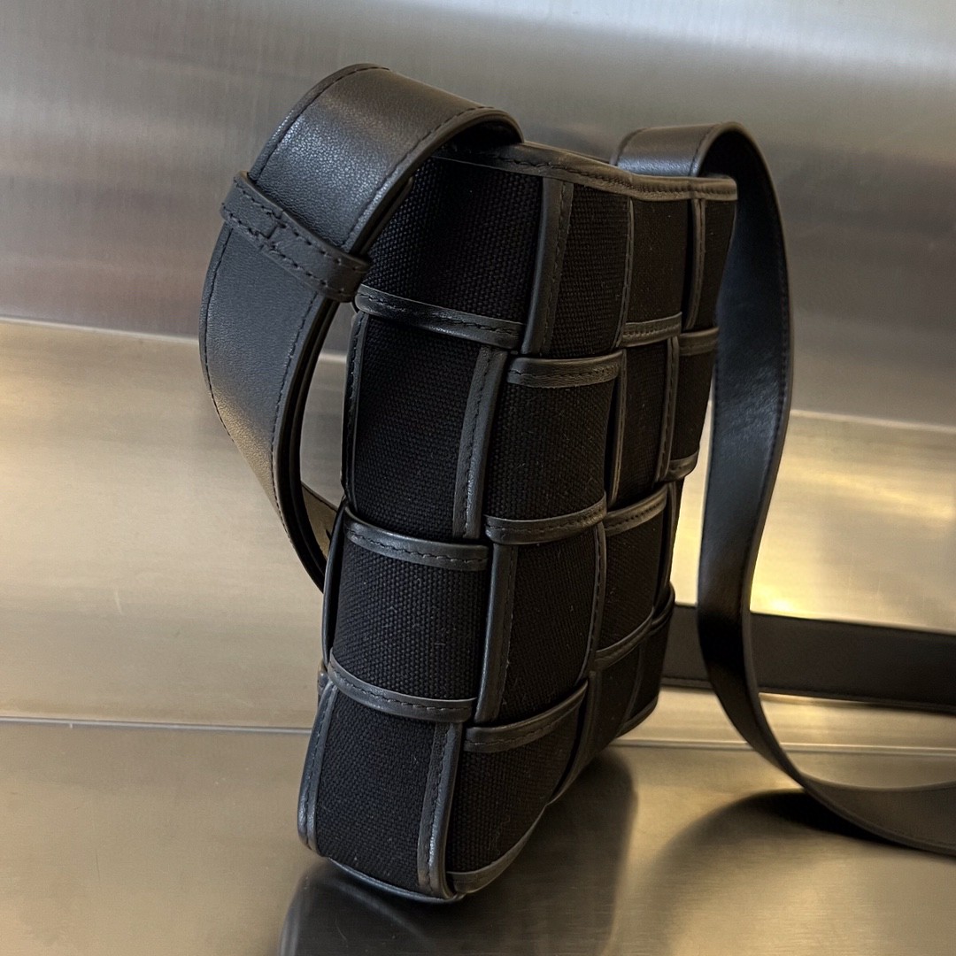 bo*te*ga Ve*ne*ta cassette phone pouch