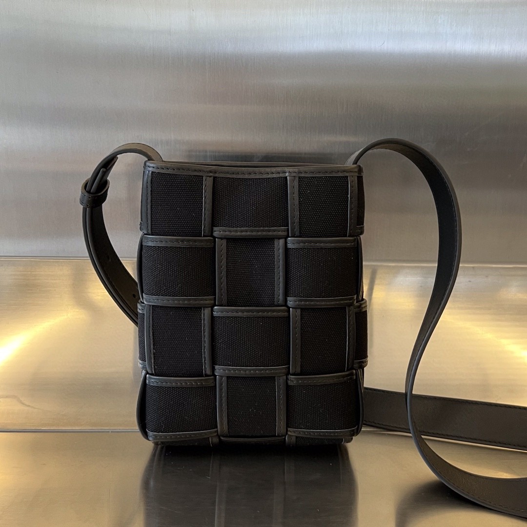 bo*te*ga Ve*ne*ta cassette phone pouch