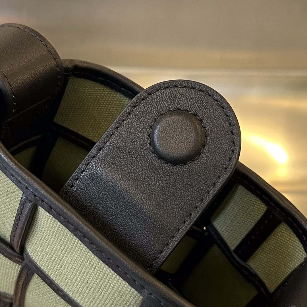 bo*te*ga Ve*ne*ta bv cassette phone pouch