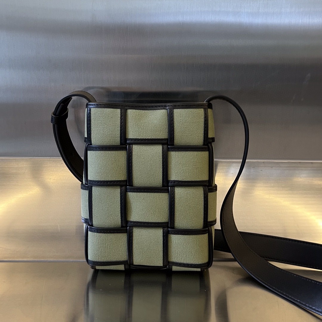 bo*te*ga Ve*ne*ta bv cassette phone pouch