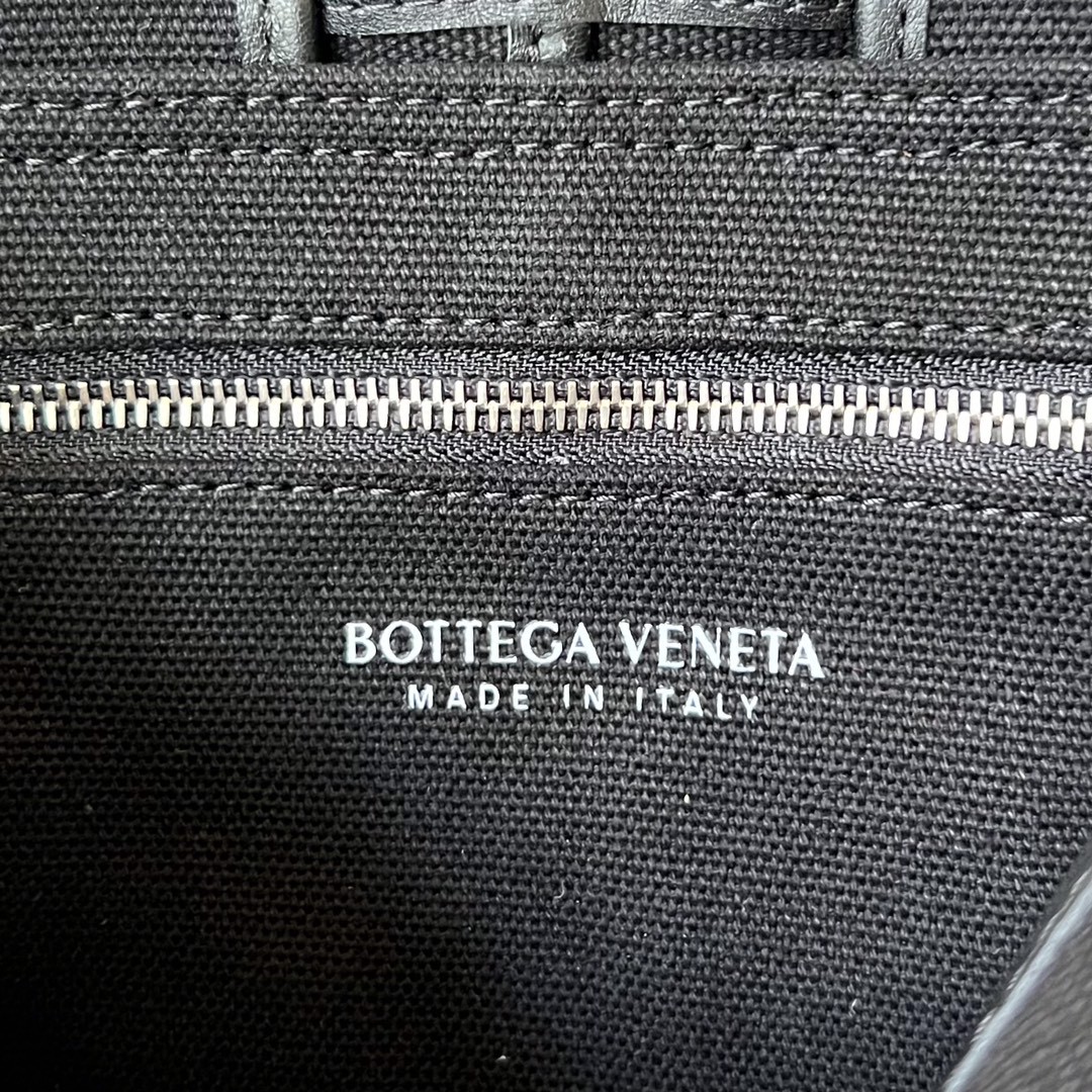 bo*te*ga Ve*ne*ta bv cassette