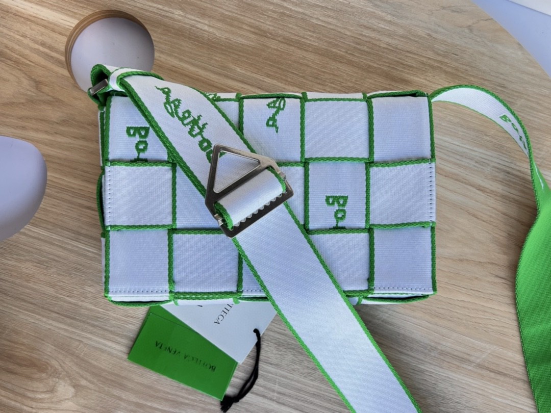 bo*te*ga Ve*ne*ta webbing bag