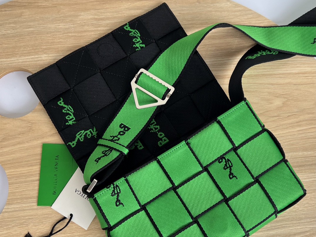 bo*te*ga Ve*ne*ta webbing bag