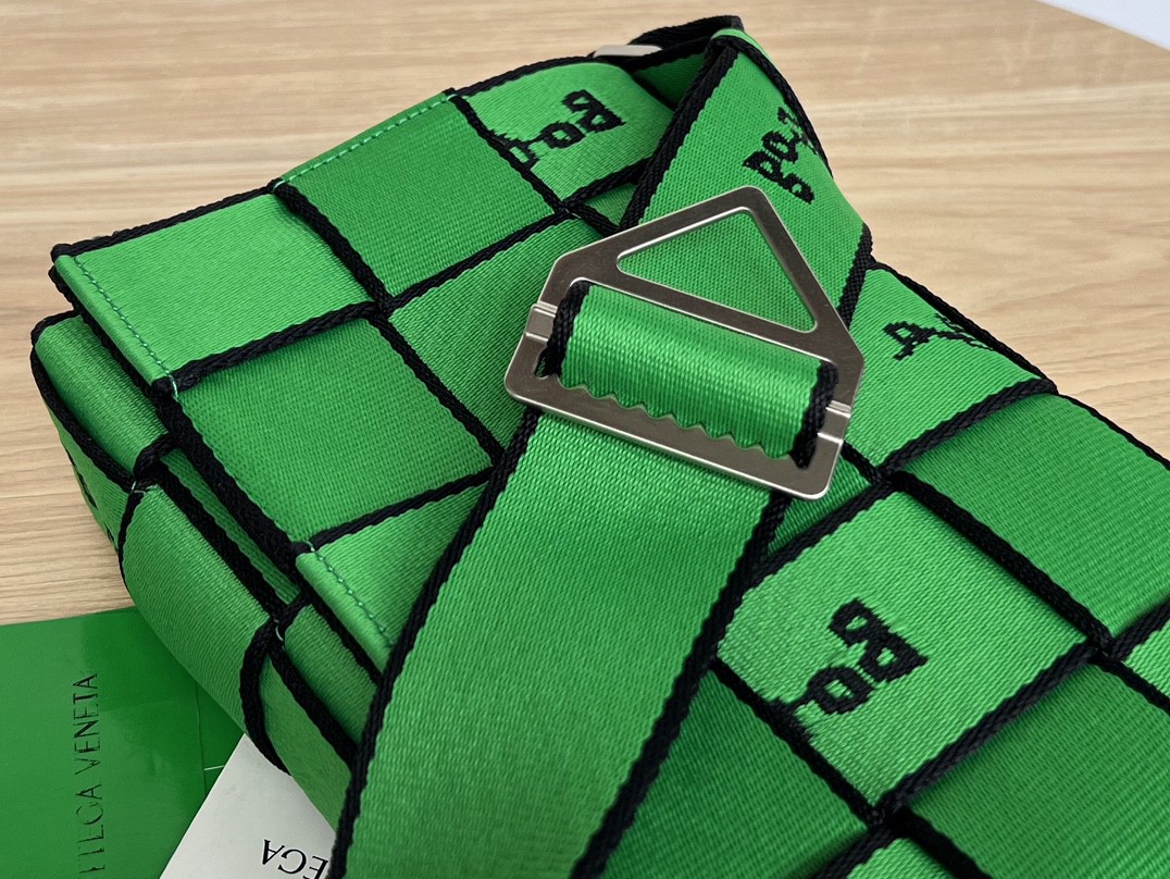 bo*te*ga Ve*ne*ta webbing bag